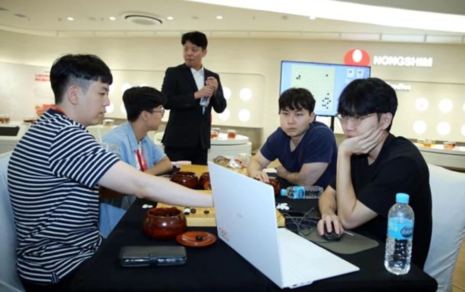 老团体赛第, 胸的芮乃伟, bt